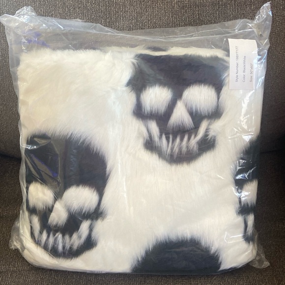 Cynthia Rowley CuRious New York Moda Skulls Knit Throw Blanket - 50x60” - Picture 3 of 13